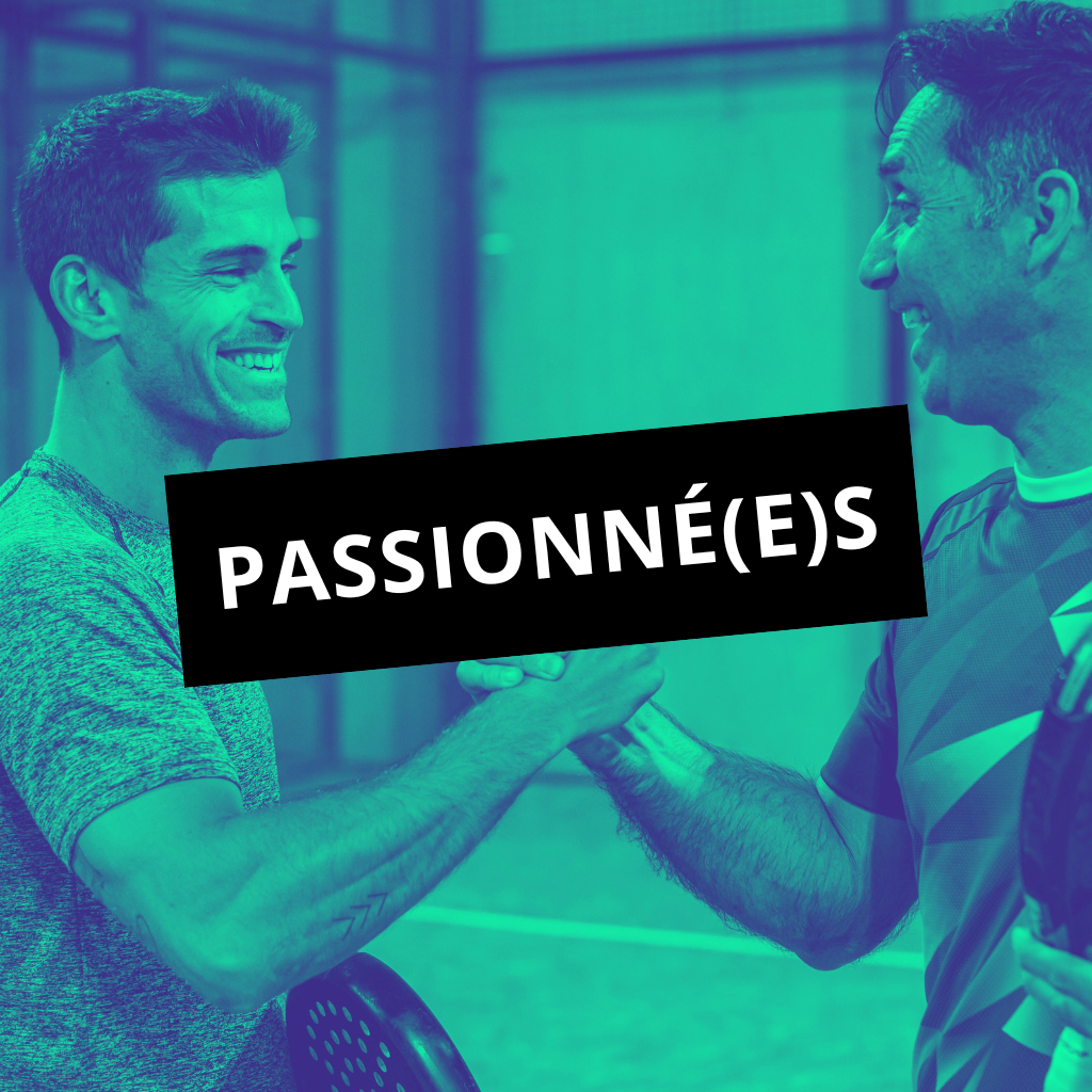 Un match de padel en double masculin, deux équipes s’affrontent sur le court à Grenoble